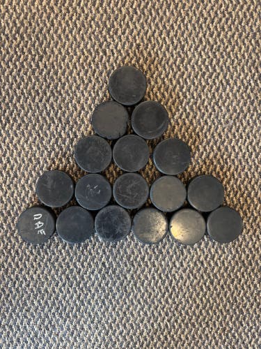 17 Hockey Pucks With A CCM Bag(Used)