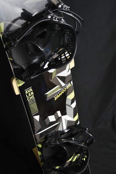 AVALANCHE SOURCE SNOWBOARD SIZE 158 CM WITH LARGE BINDINGS