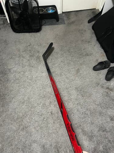 Senior Bauer Right Handed Vapor Hyperlite 2 P28M Pro Stock (Used)