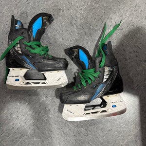 Junior True TF7 Hockey Skates Regular Width Size 2.5 (Used)