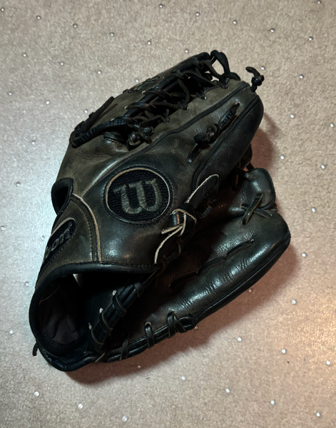2022 Right Hand Throw Wilson Infield A2000 Baseball Glove 11.5" (Used)