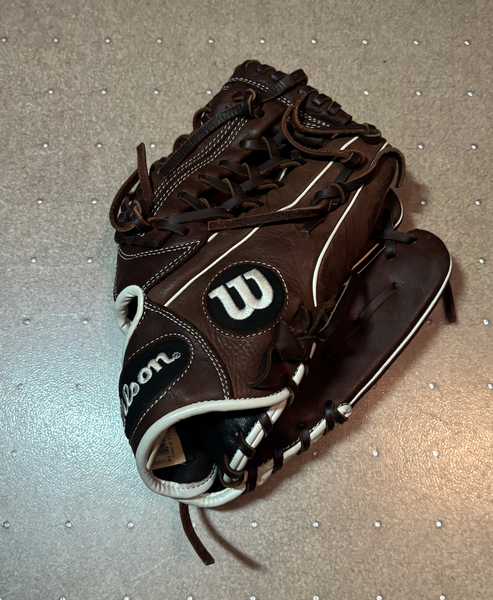 2020 Infield Right Hand Throw Wilson A900 Baseball Glove 11.75" (Used)