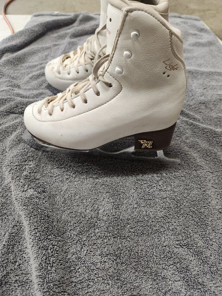 Risport Figure Skates B Adult 6 (Used)