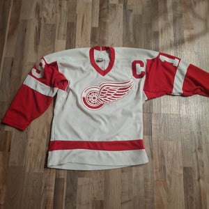 White Large/Extra Large Kids Unisex CCM Jersey (Used)