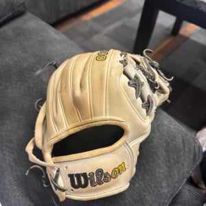 Wilson Right Hand Throw Infield A2000 1786 11.5" (Used)