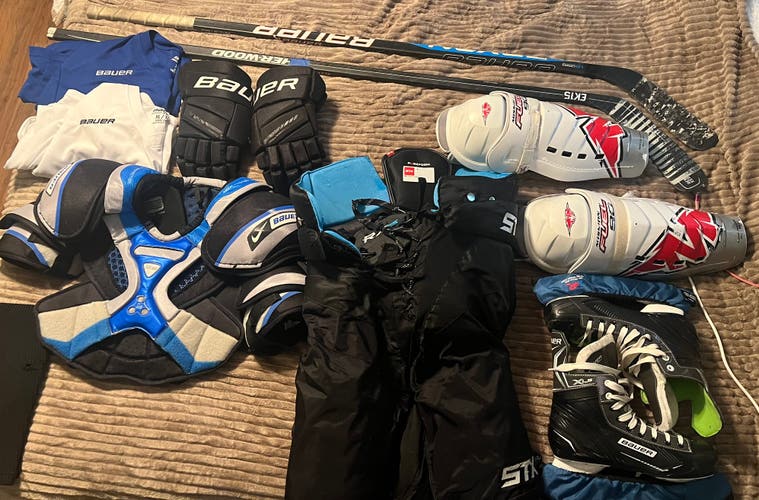 Full Senior Hockey Set With Two Hockey Sticks