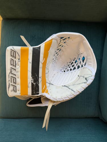 Linus Ullmark Goalie Glove (READ DESCRIPTION)