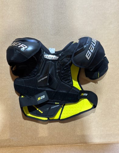 Small Senior Bauer Supreme S29 Shoulder Pads (Used)