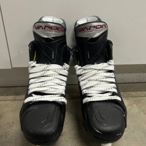 Bauer Vapor Hyperlite 2 Hockey Skates Regular Width Size 4.5 (New)