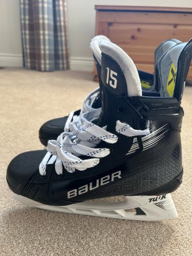 Bauer Vapor Hyperlite 2 Extra Wide Width  Pro Stock 7.5 (Used)