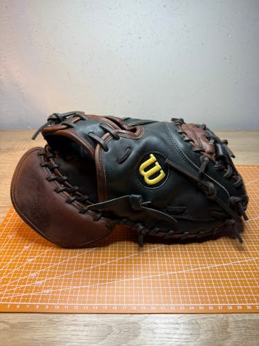 Wilson Right Hand Throw Catcher's A2000 32.5" (Used)