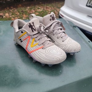 White Kids Size M 5.0 (W 6.0) Youth New Balance Low Top Molded Cleats Freeze (Used)