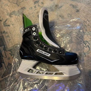 NEW: Bauer XLS hockey skates, size 4