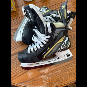 CCM TACKS AS-V Pro Hockey Skates Regular Width Size 8 (Lightly Used) w blacksteel blades