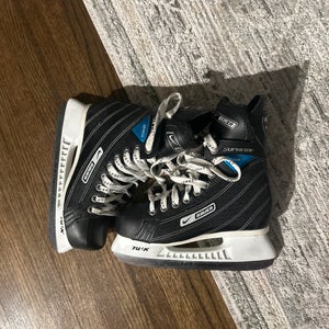 Bauer Supreme Regular Width Size 3 (Used)