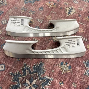 Bauer TUUK Custom + Holders and Stainless Steel Runners - Size 9 - NEW