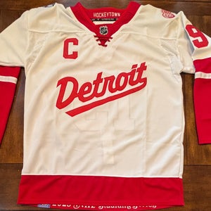 Steve Yzerman #19 Detroit Red Wings 2025 Stadium Series Jersey - Size XL (54)