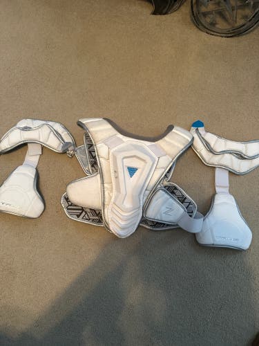 LIKE NEW PERFECT CONDITION True Temper Zero Lyte Shoulder Pads Size Medium