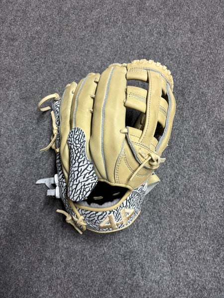 2024 44 Pro Right Hand Throw Outfield Signature Series 12.5" (New)