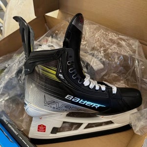 Bauer Vapor Hyperlite 2 Hockey Skates Regular Width 10.5 (New) with Extra Steel