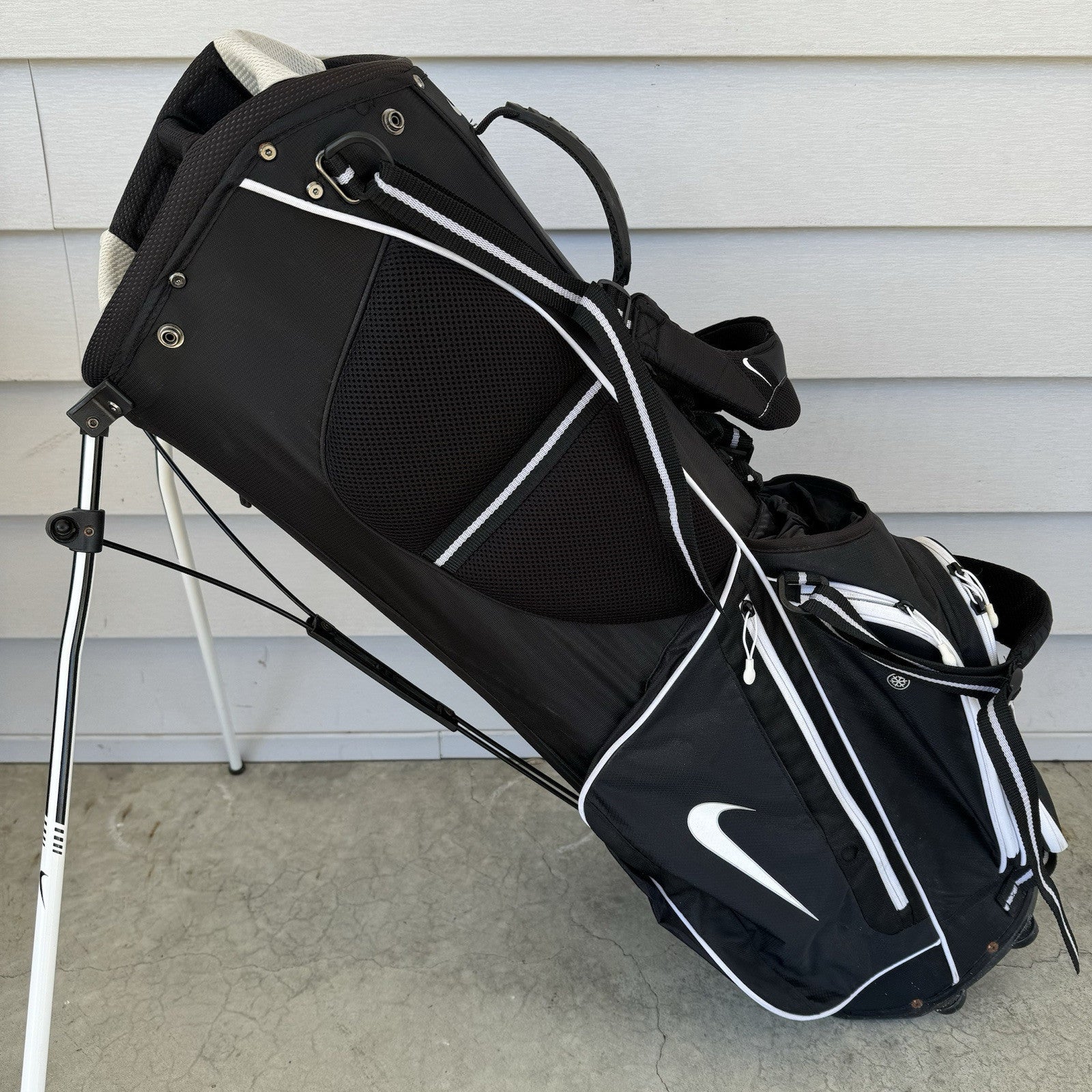 READ Nike Xtreme Sport IV Coors Light Black White Carry Stand Bag