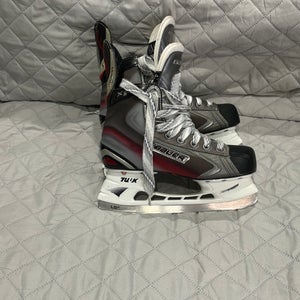 2012 Bauer Vapor X6.0 Hockey Skates Regular Width Size 4.5 (Used)