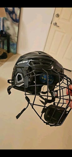 Medium Bauer Re-Akt 150 Helmet (Used)