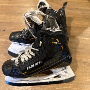 Bauer Supreme M5 Pro Regular Width Pro Stock Size 5 (Used)