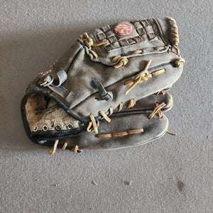 Rawlings Right Hand Throw Pitcher's Baseball Glove (Used)