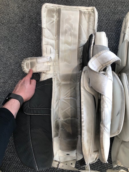 30" Junior CCM Extreme Flex 5.9 Goalie Leg Pads (Used)