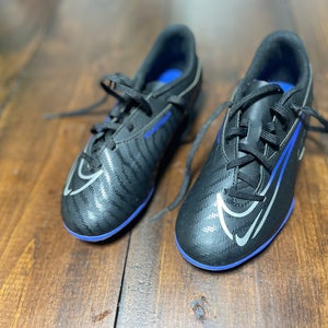 Nike Phantom Youth Soccer cleat