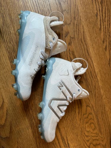 White Men's Size M 7.0 (W 8.0) Adult New Balance High Top Freeze 4.0 Molded Cleats (Used)