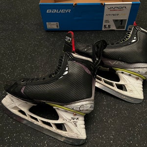 Bauer Vapor Hyperlite Size 5.5 (Used)