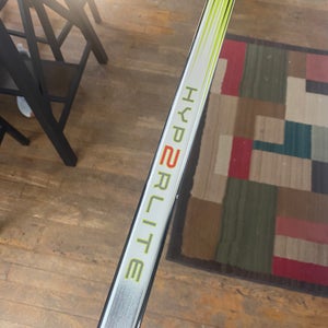 BAUER VAPOR HYPERLITE 2 GRIP COMPOSITE HOCKEY STICK - INTERMEDIATE