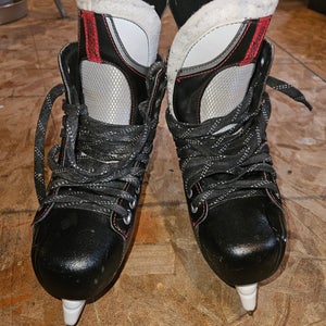2013 Bauer Vapor X70 Hockey Skates Extra Wide Width 6 (Used)