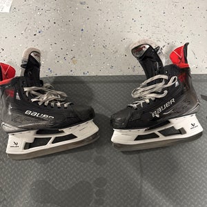 Bauer Vapor X5 Pro Hockey Skates Regular Width   Size 5 (Used)