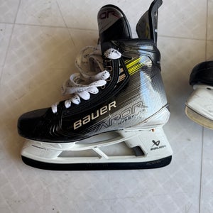 2024 Bauer Vapor Hyperlite 2 Hockey Skates 8 (Used)