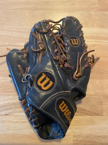 Wilson Left Hand Throw Infield A2000 Pro Stock Baseball Glove 11.75" (Used)