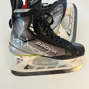 Bauer Vapor Hyperlite Hockey Skates Regular Width Size 4 (Used)