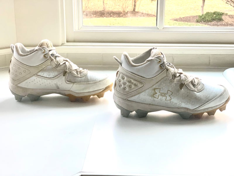 White and Gold Kids Youth Under Armour Multi Sport Molded Cleats for baseball, lacrosse (Used)