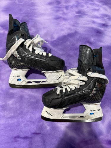 Intermediate True SVH Hockey Skates Regular Width Size 3 (Used)