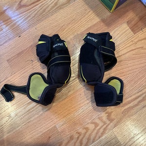 Medium Junior CCM Tacks 9040 Elbow Pads  (Used)