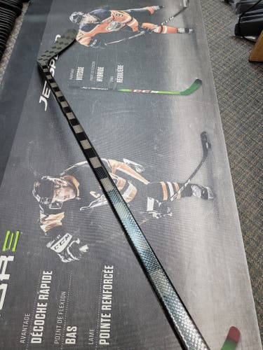 P28 | 65 Flex NEW! Intermediate CARBON PRO Extra Lite Right Handed Hockey Stick Pro Stock