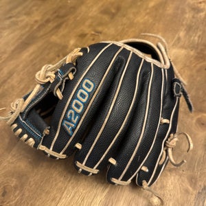 2023 Wilson Right Hand Throw Infield A2000 Baseball Glove 11.5" (Used)