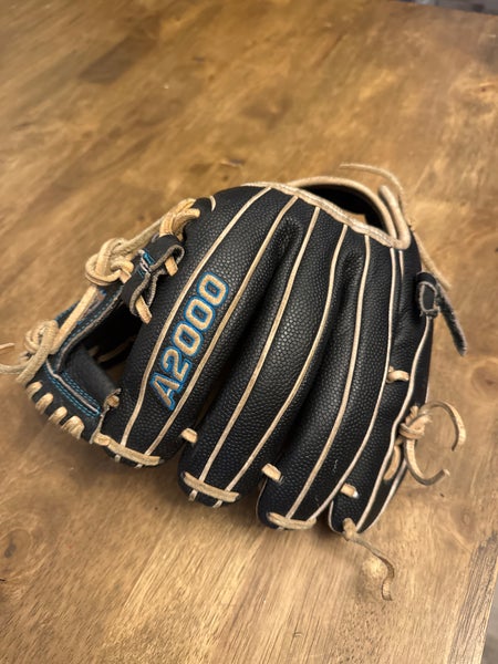 2023 Wilson Right Hand Throw Infield A2000 Baseball Glove 11.5" (Used)