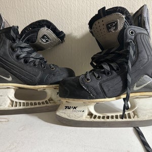 Nike Quest 3 Extra Wide Width Size 2.5 (Used)