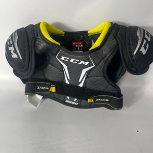 Used CCM CCM CHEST PROTECTOR MD MD Hockey Shoulder Pads 11834-S000014056