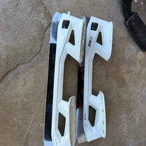 Ccm  XSG goalie skate blade holders  Size 282