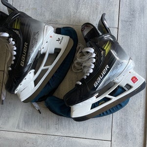 2023 Bauer Vapor Hyperlite 2 Hockey Skates Regular Width   9 (Used)