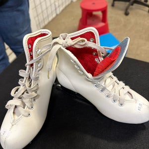 Figure Skates B Junior 2 (Used)